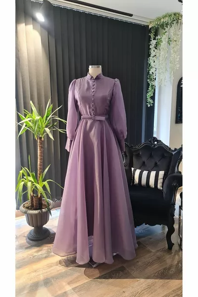 Fliederfarbenes, geknöpftes Hijab-Abendkleid mit Prinzessinnenmuster