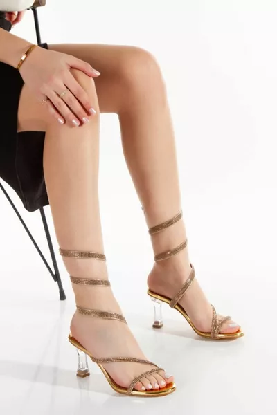 Златни каменни токчета с обвивка на глезена