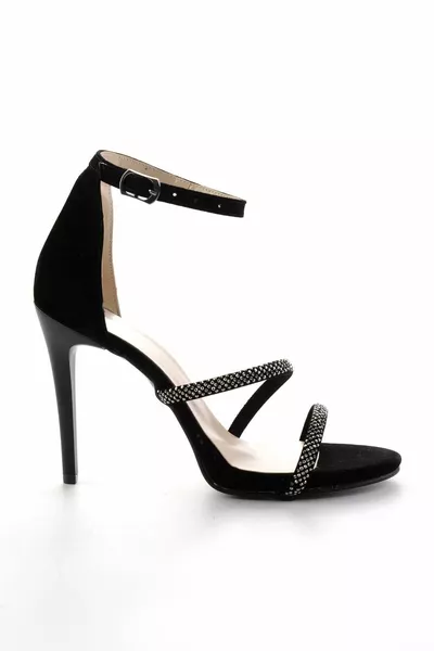 المرأة السوداء مساء اللباس الأحذية 