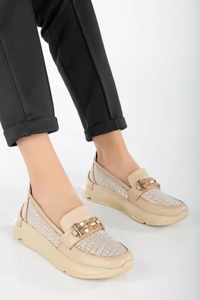 Mocassini da donna beige con suola spessa scarpe casual con accessori a catena