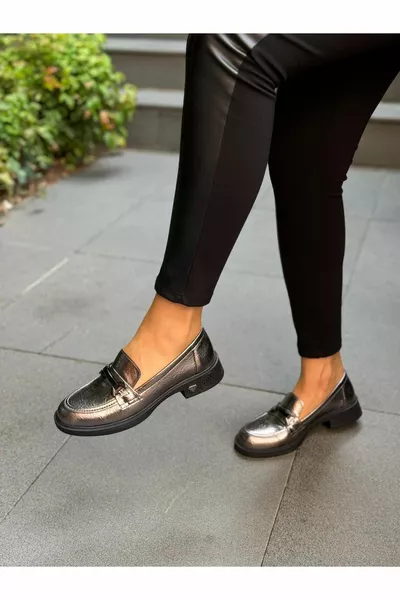 ديفا حذاء كاجوال نسائي مع مشبك جلد بلاتيني