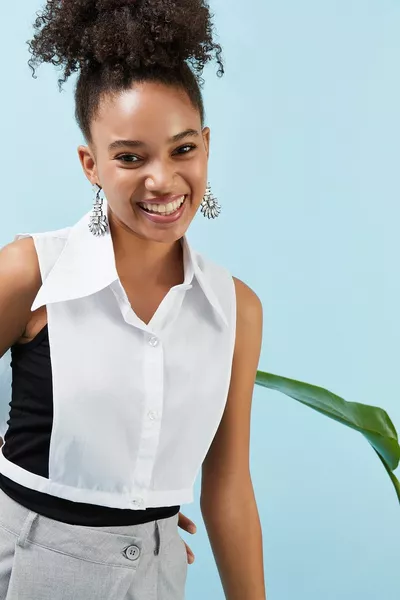 Бяла риза с яка, яка за бельо, полуизносен памучен пуловер, вътрешна яка