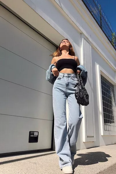 Jeans da donna blu lavaggio neve squallido in lycra a vita alta gamba larga