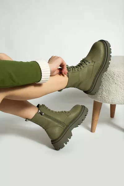 Dameslaarzen met veters en ritssluiting en dikke zolen