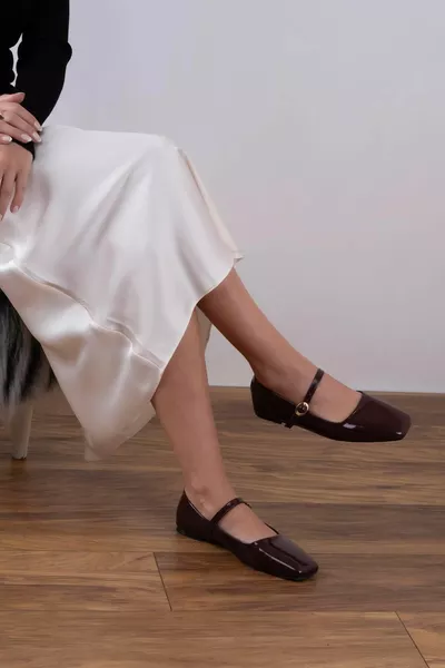 Ballerine con cintura, punta smussata, pelle verniciata bordeaux