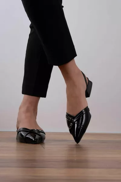 Due cinture dettagliate a punta Ballet Ballerine in pelle verniciata nera