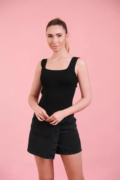 Cappotti neri da donna e colletto quadrato di piccole dimensioni cinghie spesse canotta canotta maglieria sottile