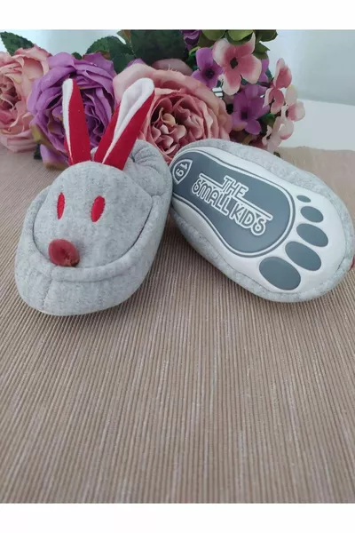 أطفال صغار الجوارب مع الأرانب