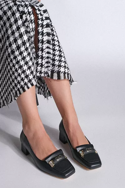 نسائي كعب سميك حادة اصبع القدم الكعب الكلاسيكي مع مشبك الحجر سارتس الأسود