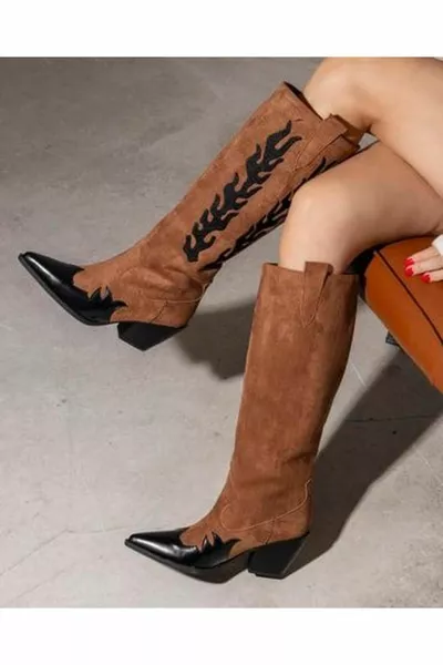 Droite Stivali western da cowboy ricamati in pelle scamosciata marrone chiaro da donna