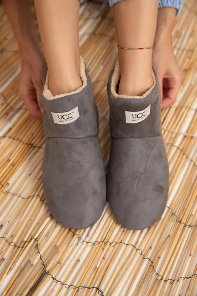 الفراء داخل أحذية المنزل