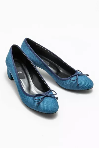 الكعب النسائي الأزرق