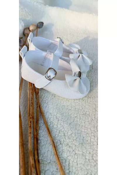 جوارب فيلكرو بيضاء ناعمة النعل ( لا ، 0-6 أشهر ؛  لا ، متوافقة مع  شهرا)