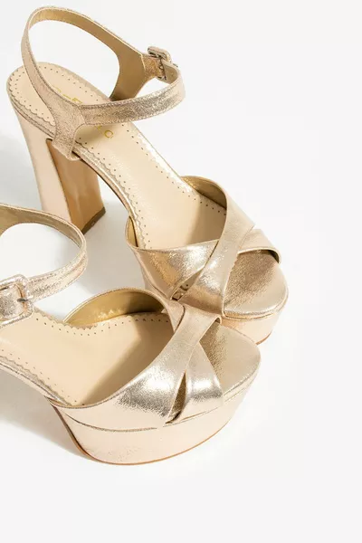 Zacht gewatteerde gouden avondjurkschoenen met hoge hakken