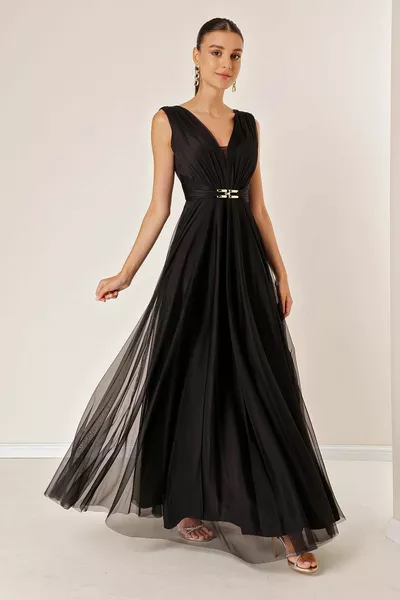 Вечерна рокля от тюл с катарама отпред и отзад с V-образно деколте