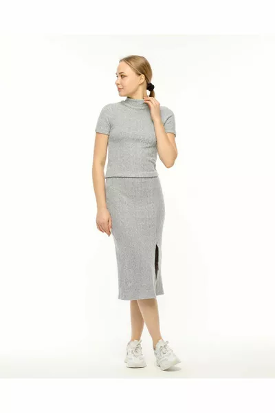 Langer Rock mit grauen Haaren geflochten