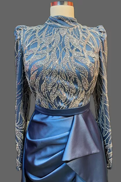 Exklusives Mira Drapiertes Satin-Hijab-Abendkleid mit Gürtel