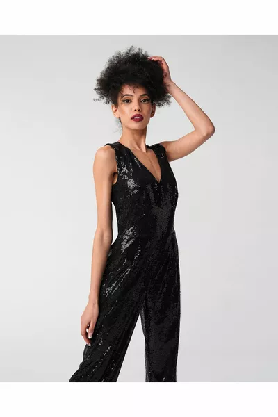 Женский черный комбинезон через плечо с глубоким вырезом на бретелях