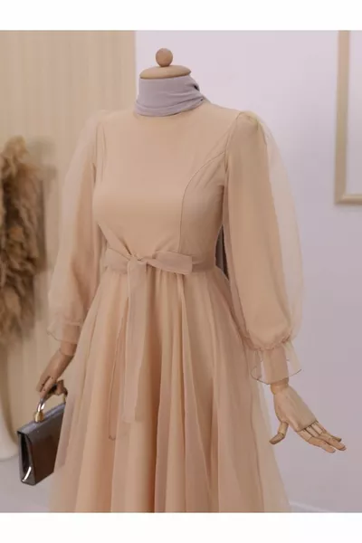 فساتين سهرة من التول بأكمام وتنانير منفوشة