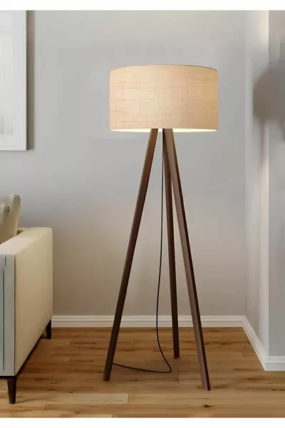 Пясъчен нюанс Кругла платнена цилиндрична абажур Дървена лампа с трикрак крак