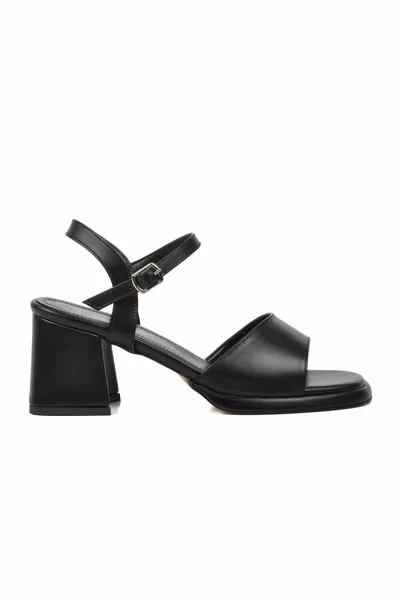  صندل نسائي بكعب أسود