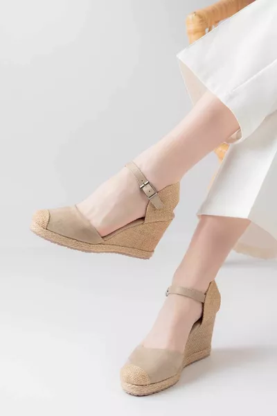 Мягкие каблуки с бежевыми замшевыми соломенными деталями