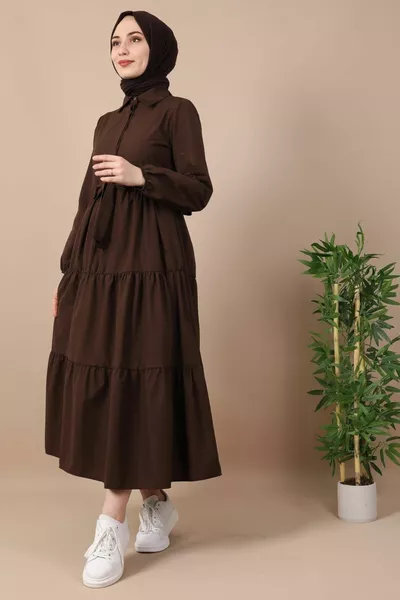 Abito con colletto standard marrone amaro