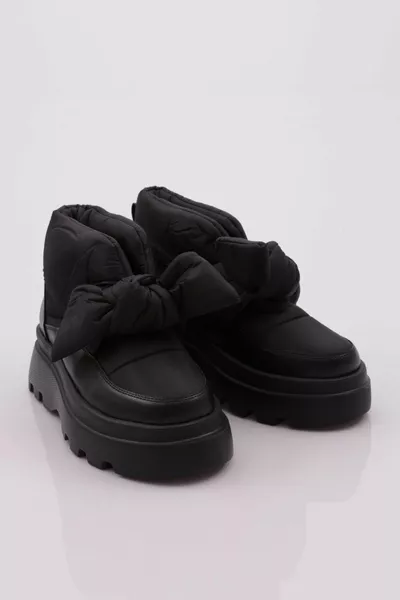  المرأة سميكة وحيد المظلة قارب مع القوس