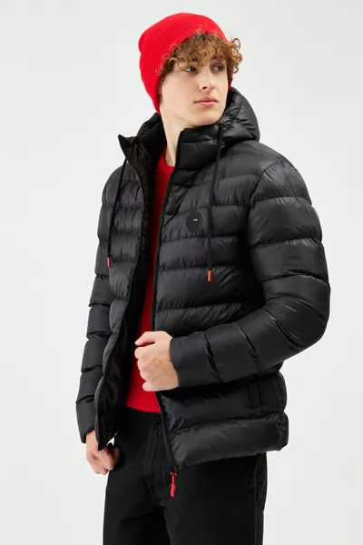 معطف رجالي أسود مبطن مقاوم للرياح بغطاء رأس للرياضة في الشتاء