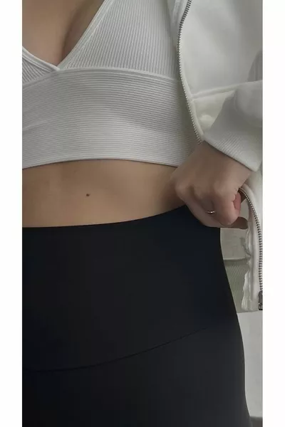 بنطال ضيق أسود مرتفع الخصر داخلي مبطن بالشعور بالدفء ويظهر نحيفًا