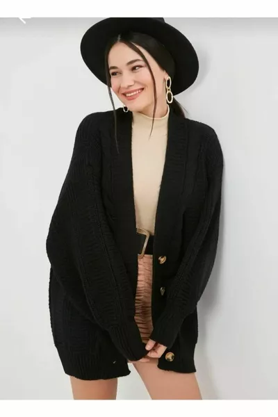 Дамска плетена жилетка с бутони, черна, дебела, с плитки, балонени ръкави и свободна кройка