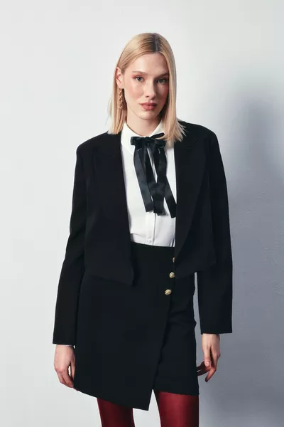 تنورة قصيرة مع أزرار على شكل كروس