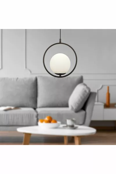 Suspension moderne Luis Tekli noire avec abat-jour en verre blanc pour cuisine et salon