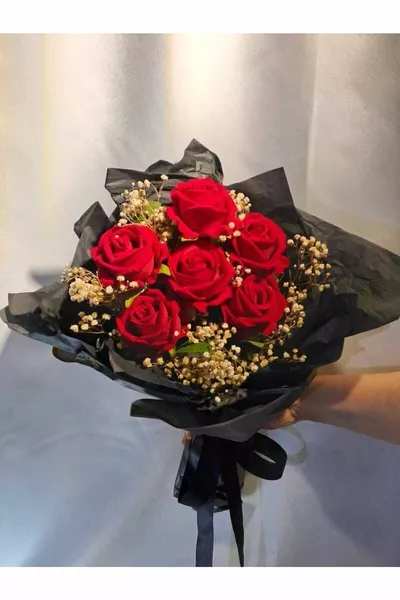 Благородна красота: Букет от 6 кадифени червени рози с черна опаковка (РЪЧНА ИЗРАБОТКА)