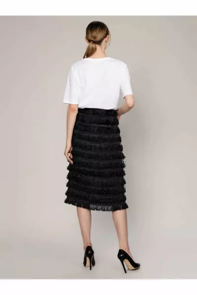 تنورة ميدي مفصلة بشرابة سوداء 