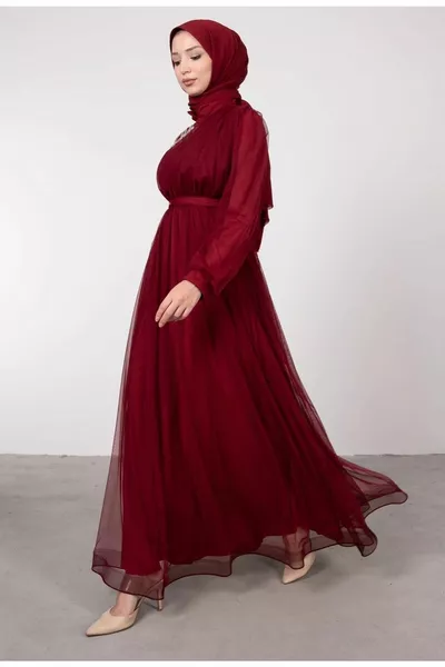 Подробна вечерна рокля от тюл с драпирани колани с камъни отпред