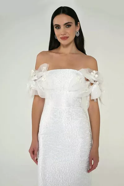 Schulterfreies Midikleid aus Jacquardstoff mit floralen Accessoires