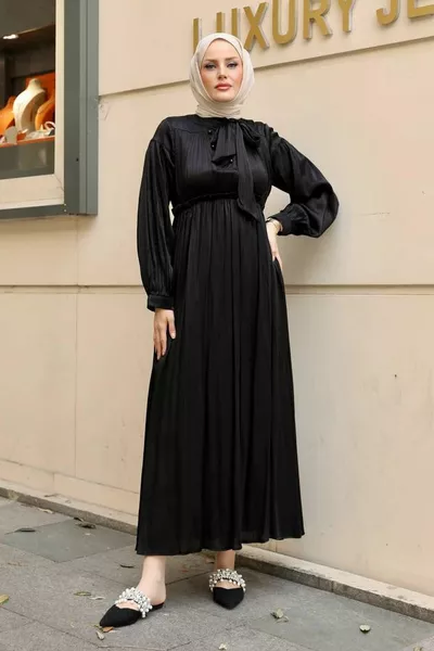 Abito da sera in raso nero con colletto a sciarpa 