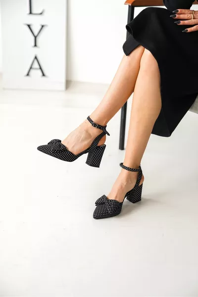 صنادل ملابس كاجوال سوداء عميقة