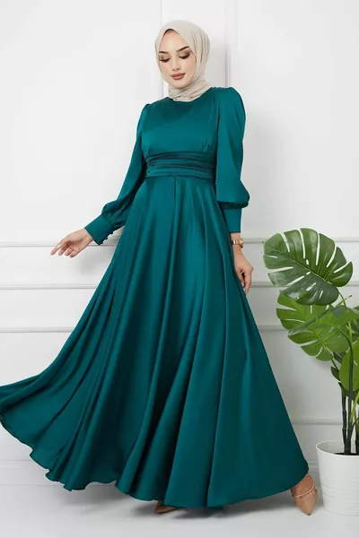 Вечерна рокля с колан с нагънат детайл на талията зелена 