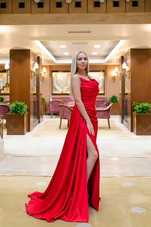 Kadın Kırmızı Yırtmaçlı Saten Abiye