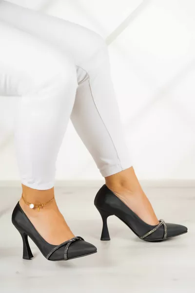 Abby Robe de soirée en satin noir en pierre de Birmanie 9 cm.