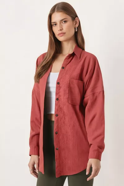 Camicia da donna oversize in velluto a coste sottili con tasche in salmone 