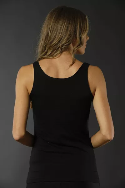 تي شيرت صدرية قطني مع ليكرا من ماركة مانجو بحمالات واسعة