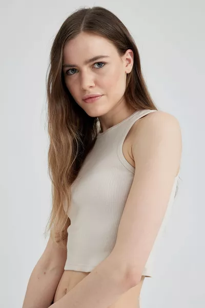 قميص قصير من القطن بقصة ضيقة وياقة هالتر