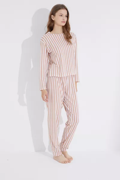 طقم بيجامة محبوك من الجوجر باللون الأبيض الفستقي