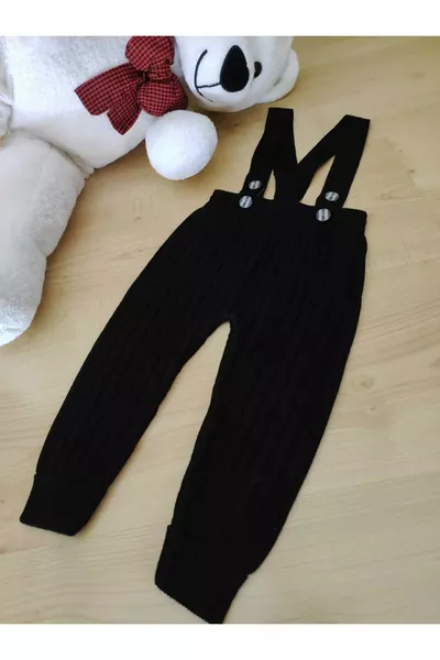 Schwarze Rippstrickhose mit Trägern und vorderer Knopfleiste