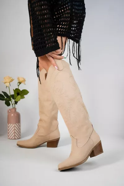 حذاء بنمط رعاة البقر من جلد الغزال البيج مع تطريز على أصابع القدم والجانبين