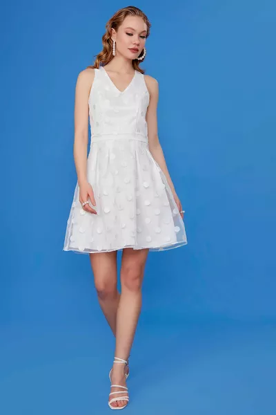 فستان بفتحة صدر على شكل V منقوشة