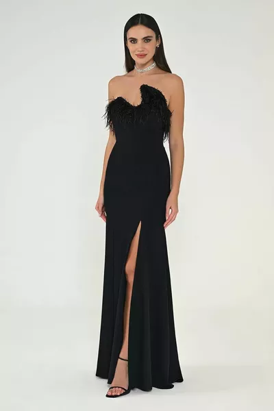 Асиметрична изрязана креп дълга рокля с топ перо без презрамки